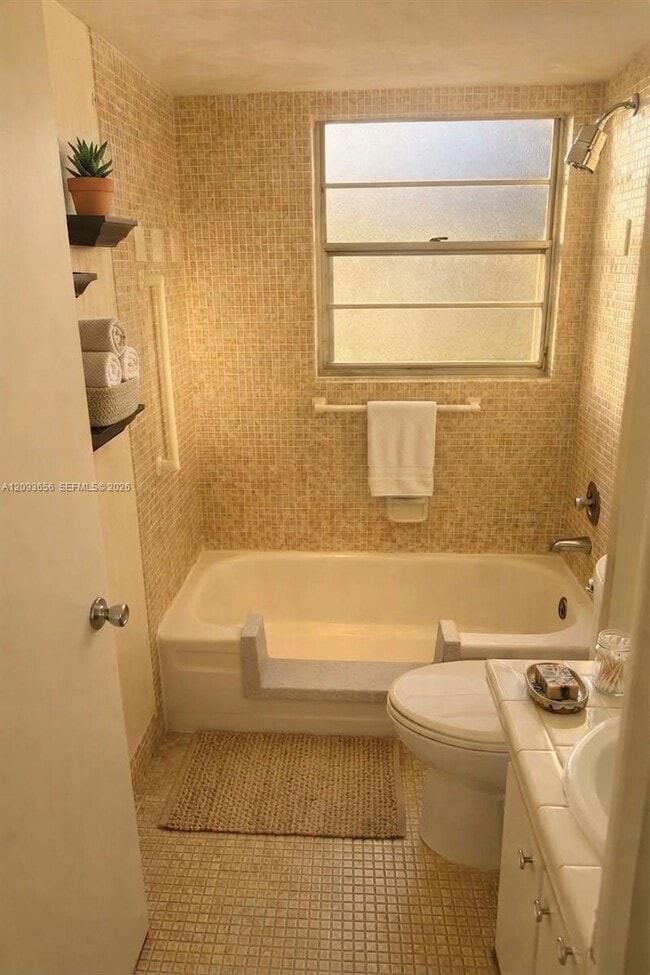 Building Photo - 528 Mansfield M