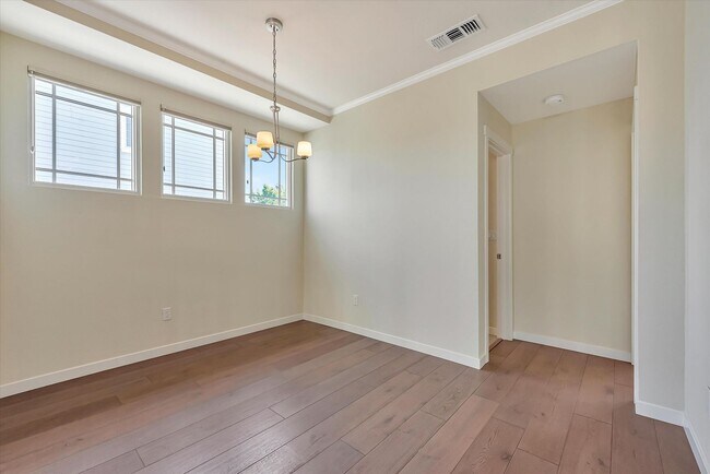 Building Photo - WOW! GREAT HOME! Mountain View!