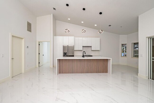 Building Photo - Heatherwood Lake Front Pool Home in St. Lucie West
