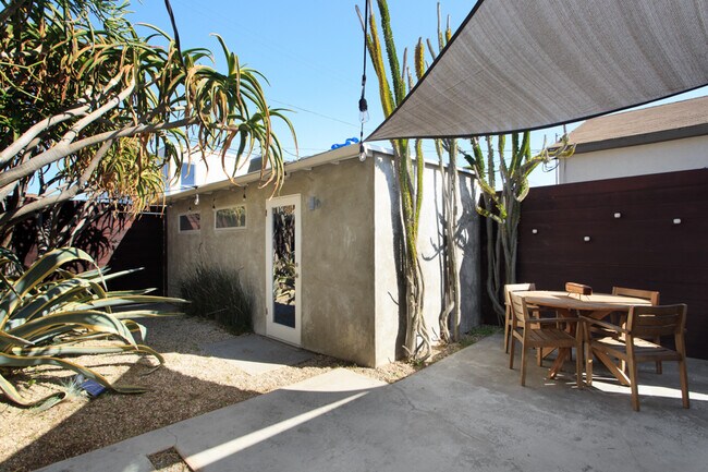 Building Photo - 2036 Walgrove Ave