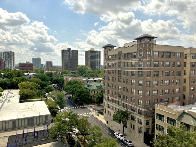 Building Photo - 4343 N Clarendon Ave