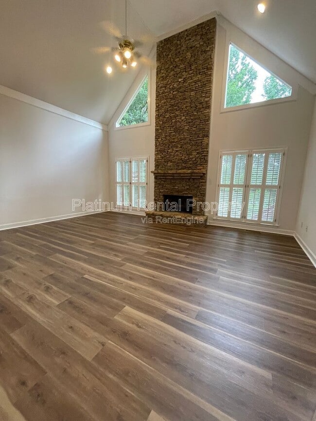 Building Photo - 870 Ingleside Dr