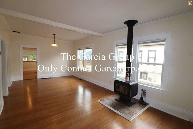 Building Photo - 602 NE Brazee St