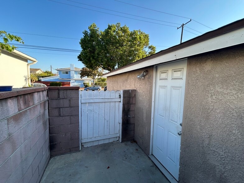 Building Photo - 8591 Crescent Ave