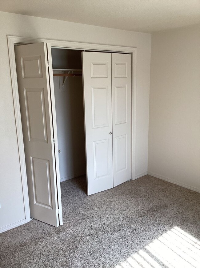 Building Photo - 1335-1335 NE Del Norte Ave