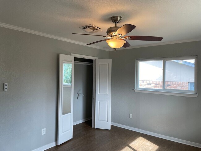 Building Photo - Available Now! Updated and Upgraded 3 Bed/2 Bath_Lawn Care Included