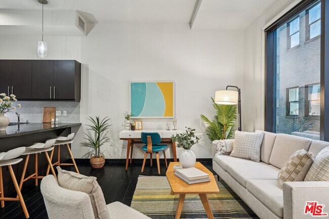 Building Photo - 655 S Hope St