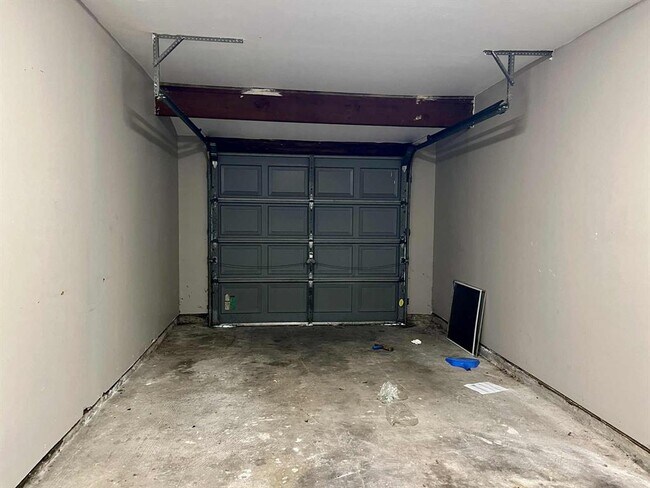 Building Photo - 9529 Chesterfield Dr