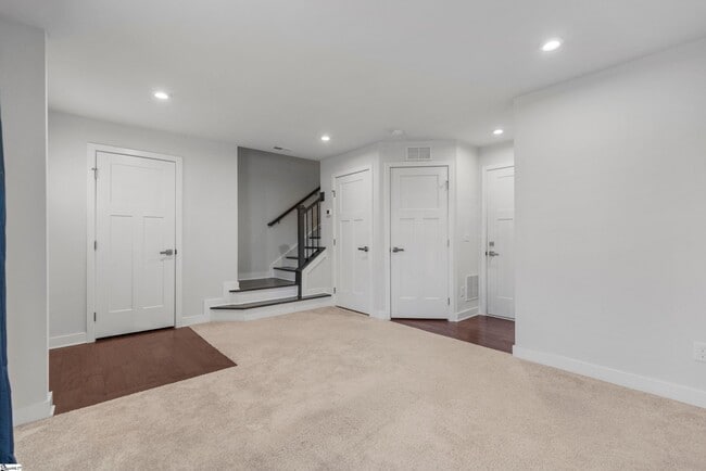 Building Photo - 23 Itasca Dr