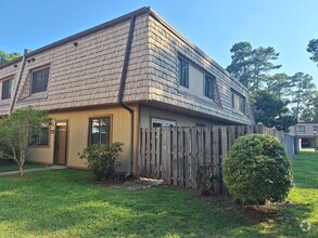 Building Photo - Remodeled Townhome