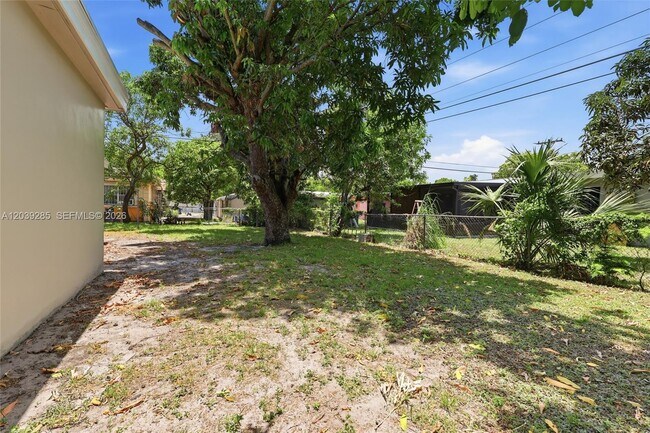 Building Photo - 875 NW 168th Dr