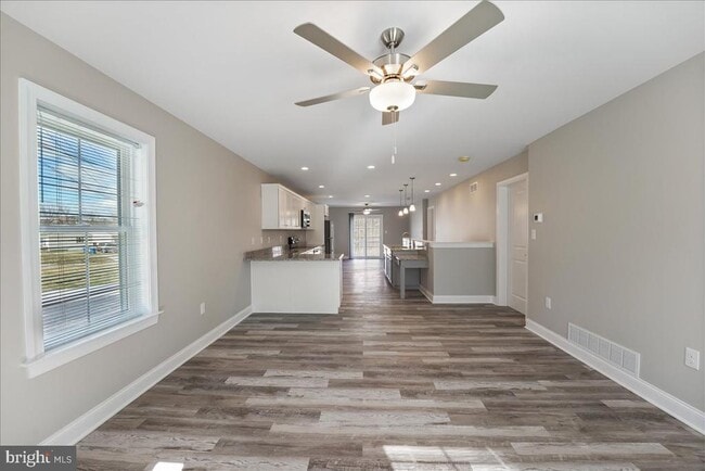 Building Photo - 552 Creek Rd