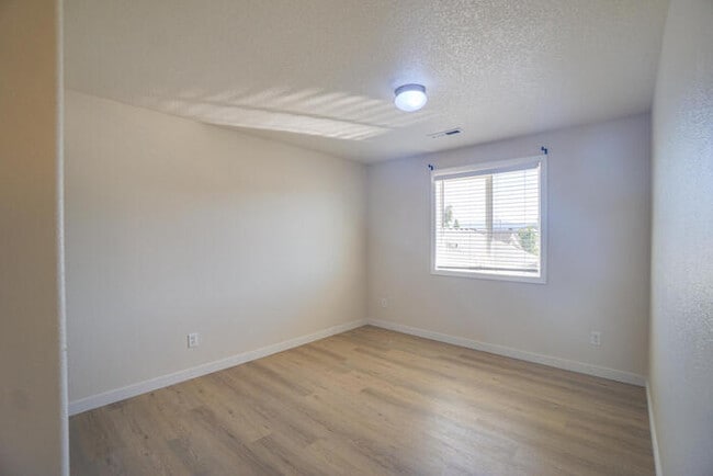 Building Photo - 5201 NE 128th Ave