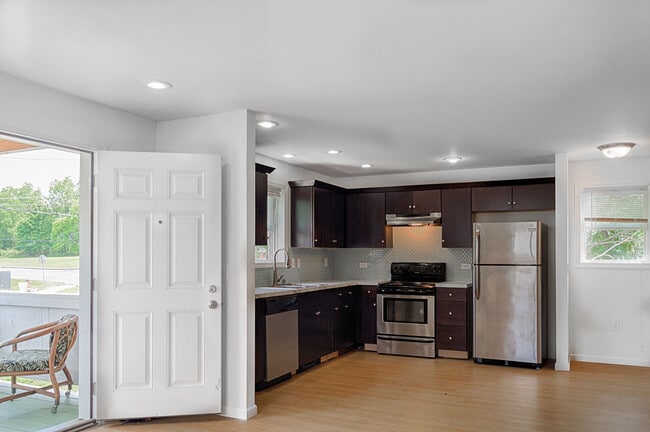 Building Photo - 648 -702 Hudson St