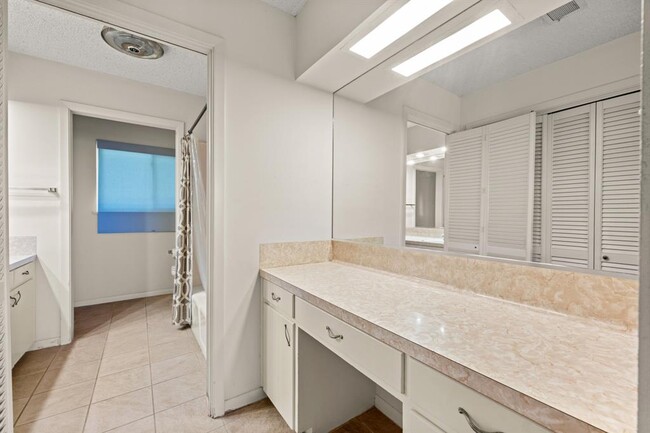 Building Photo - 6501 Mesa Dr