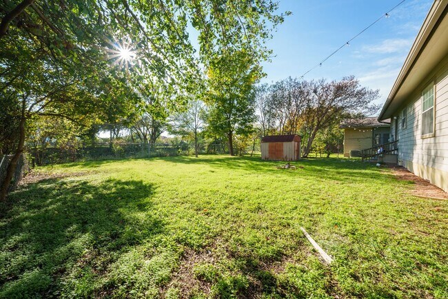 Building Photo - Central Austin charming 3 BR / 1 BA - Next...