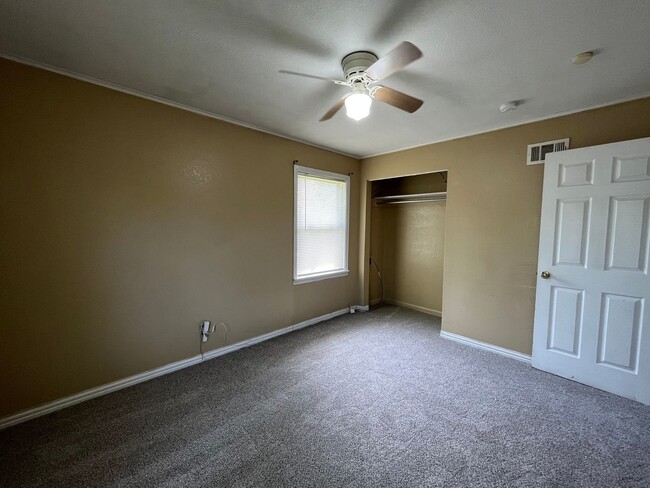 Building Photo - 4 bedroom 2 bath!