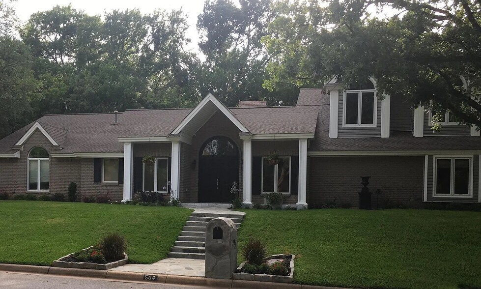 Building Photo - 504 Oak Hollow Ln