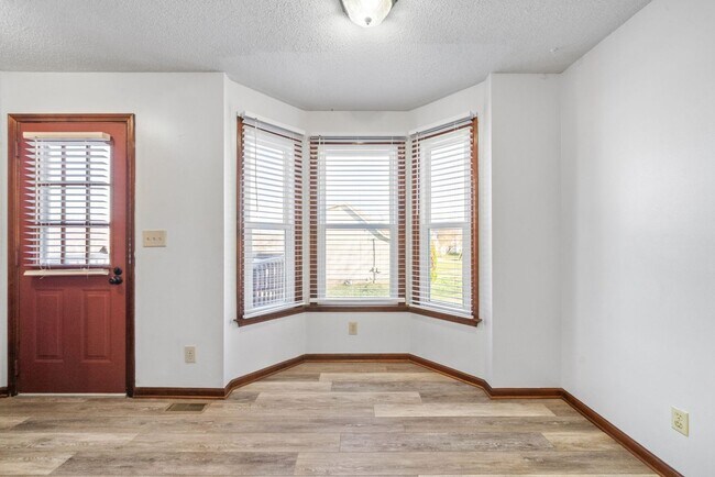 Building Photo - 501 Eysian Rd