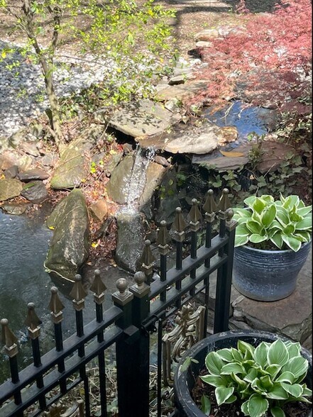 Building Photo - 915 Woodlawn Dr NE