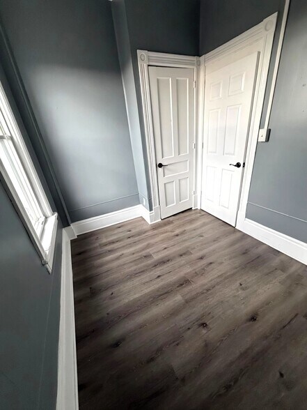 Building Photo - 204 1st St