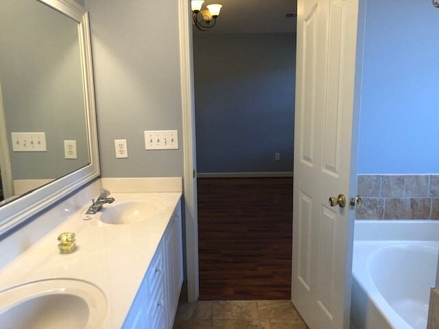 Building Photo - 905 Lowry Ct