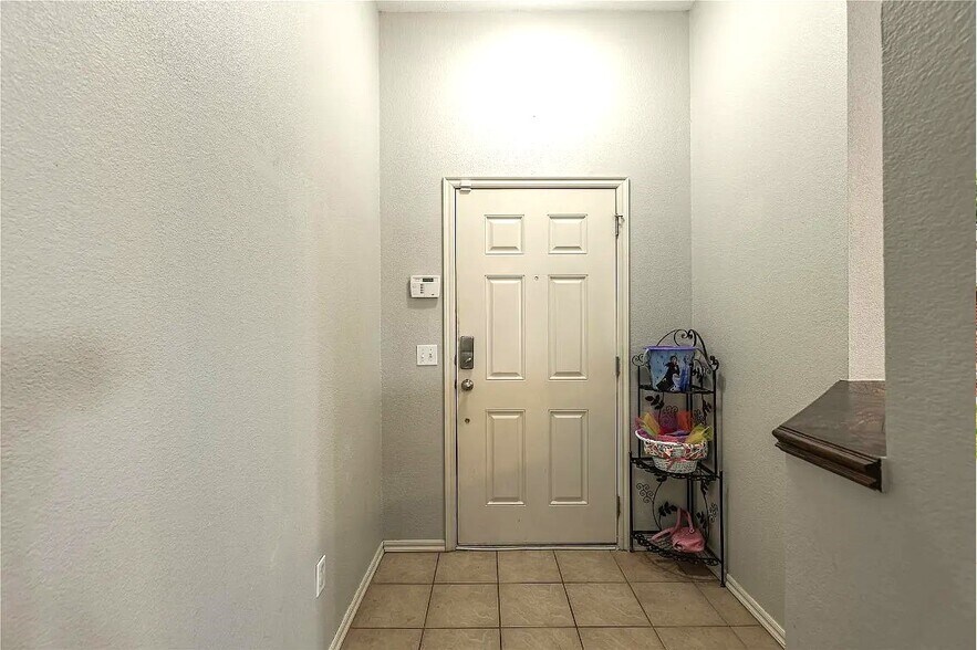 Building Photo - 2404 Deer Chase Dr