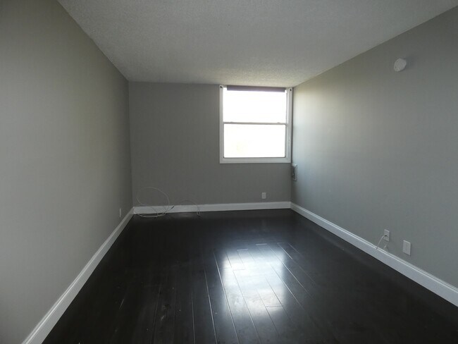 Building Photo - 2701 Riverside Dr