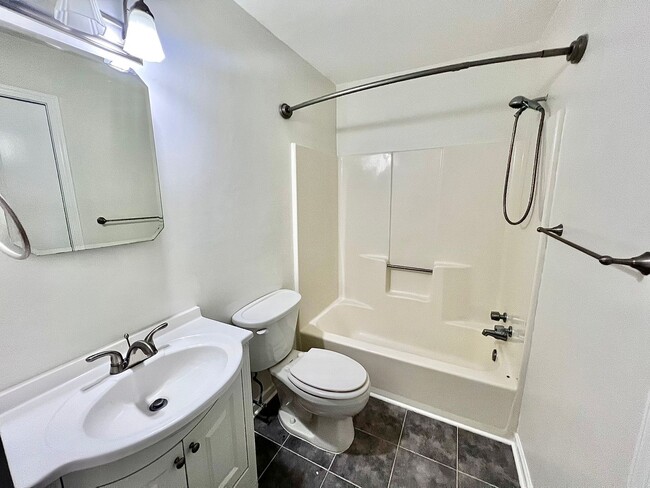 Building Photo - Gorgeous Condo right off Shore Dr, a stree...