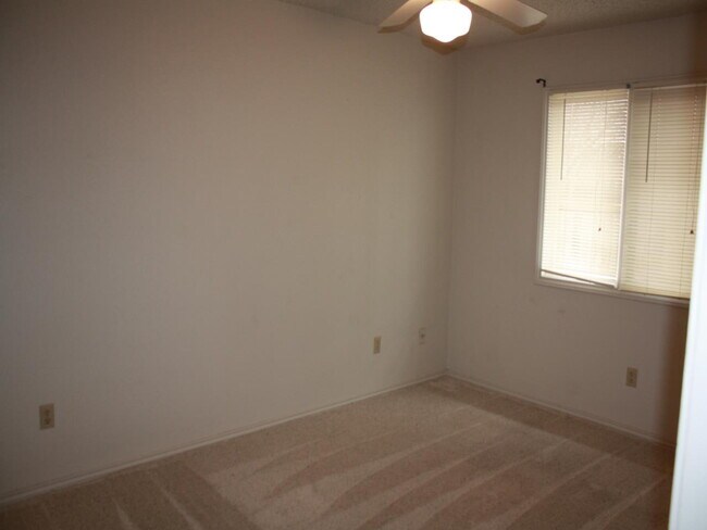 Building Photo - Duplex Conveniently Located Next to the Elementary, Jr. High & Park!