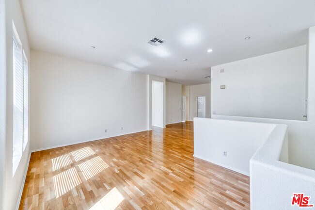 Building Photo - 1133 Jewett Dr