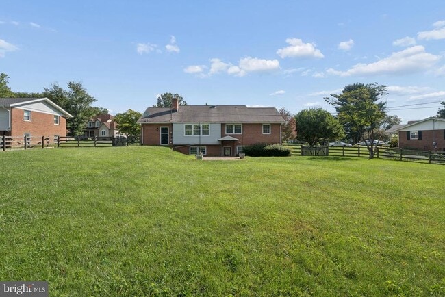 Building Photo - 8109 Broadview Dr
