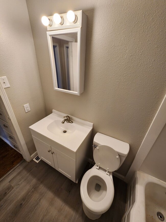 Building Photo - Spacious 3-Bedroom, 1-Bathroom Home AVAILABLE NOW!!