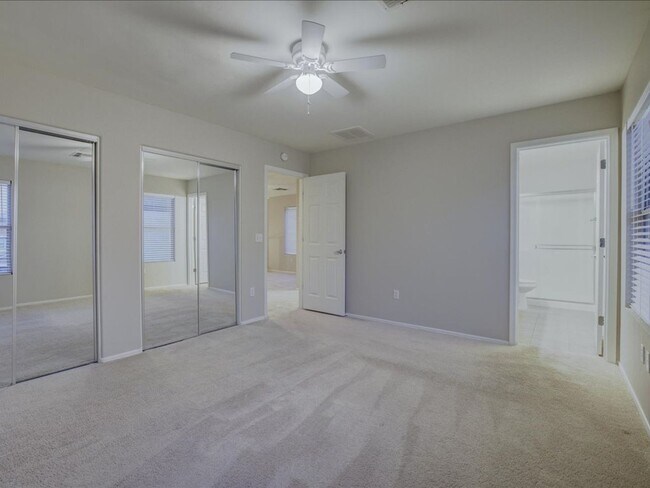 Building Photo - 2 Bedroom, 2.5 Bath