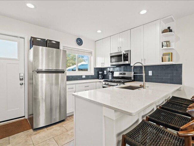 Building Photo - Distinctive Two Bedroom Beauty in Deanwood