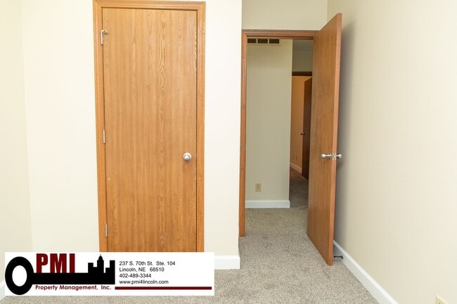 Building Photo - 3 Bedroom and 1.5 bathroom Duplex for Rent