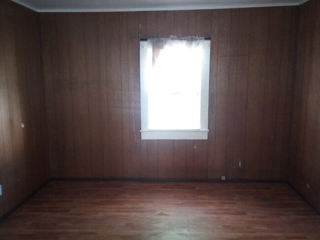 Building Photo - "Charming 2-Bed Oasis on River Street - Perfect Blend of Comfort & Convenience in Laurens!"