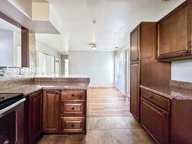 Building Photo - PROMO: Half Off the First Month's Rent! / 3 Bed, 1 Bath Townhome with Garage & Fenced Yard