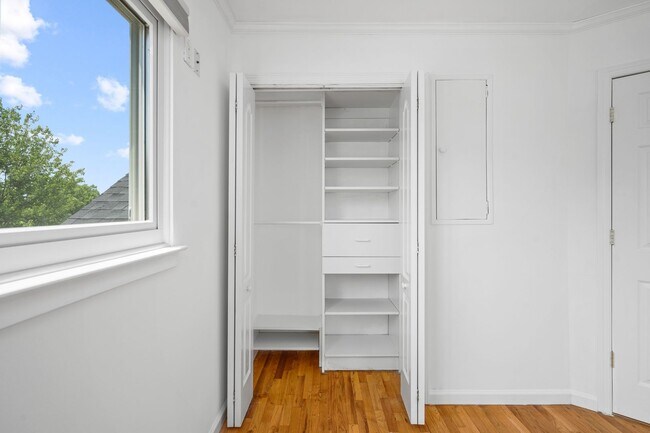 Building Photo - Spacious 3 Bed, 3 Bath