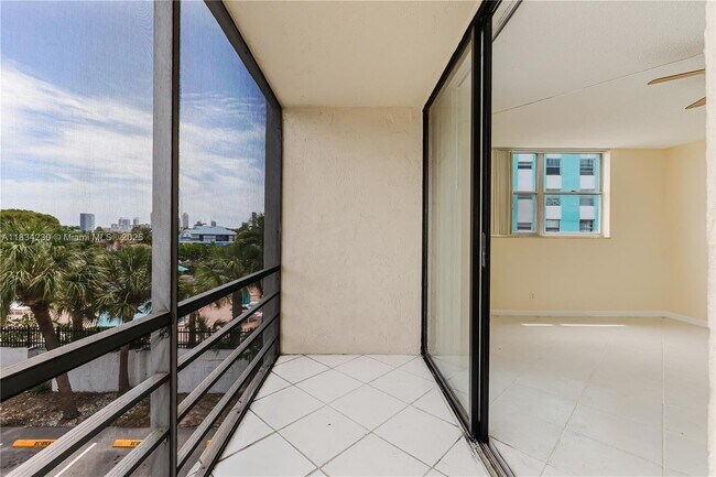 Building Photo - 2821 N Miami Beach Blvd