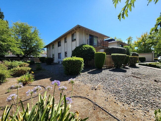 Building Photo - 2 Bedroom Condo in Rohnert Park