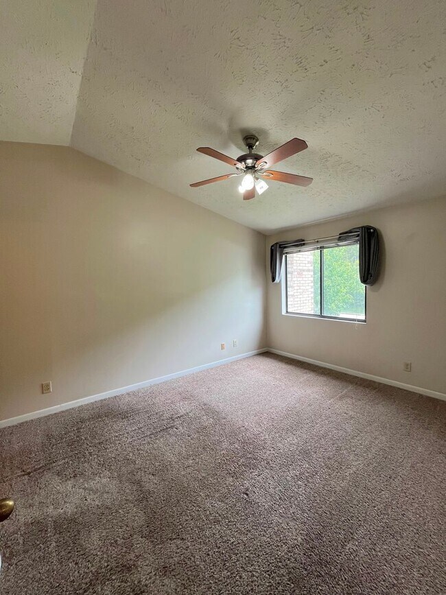 Building Photo - Beautiful 2BR/2BA Condo with Pool, Fitness Center & Private Balcony