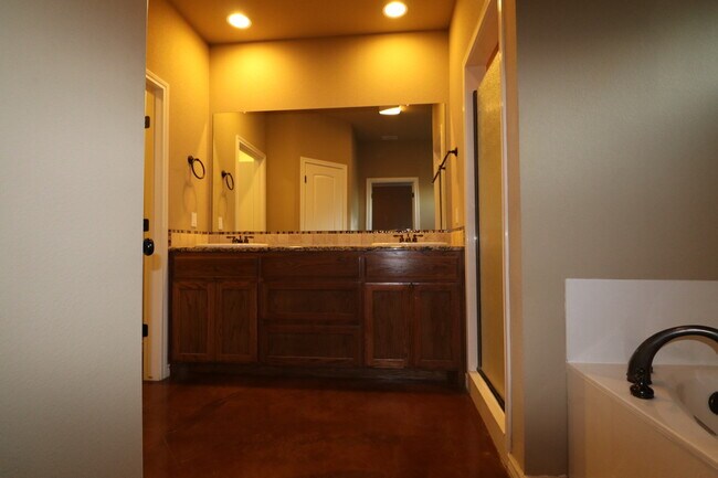Building Photo - 4  Bedroom Single Famly Home -  Available ...