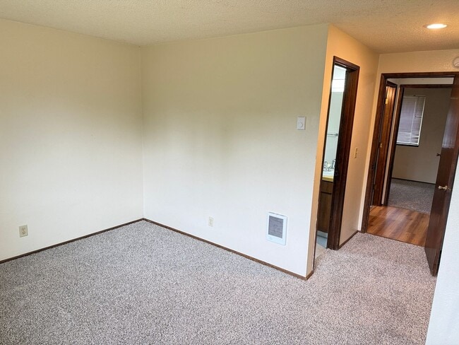 Building Photo - 3 bedroom 2 bath house in a great neighborhood!