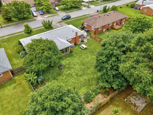 Building Photo - 3 Bedroom, Meticulously Maintained Updated...
