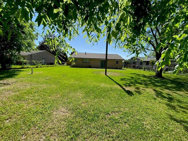 Building Photo - 14311 Waterloo Dr