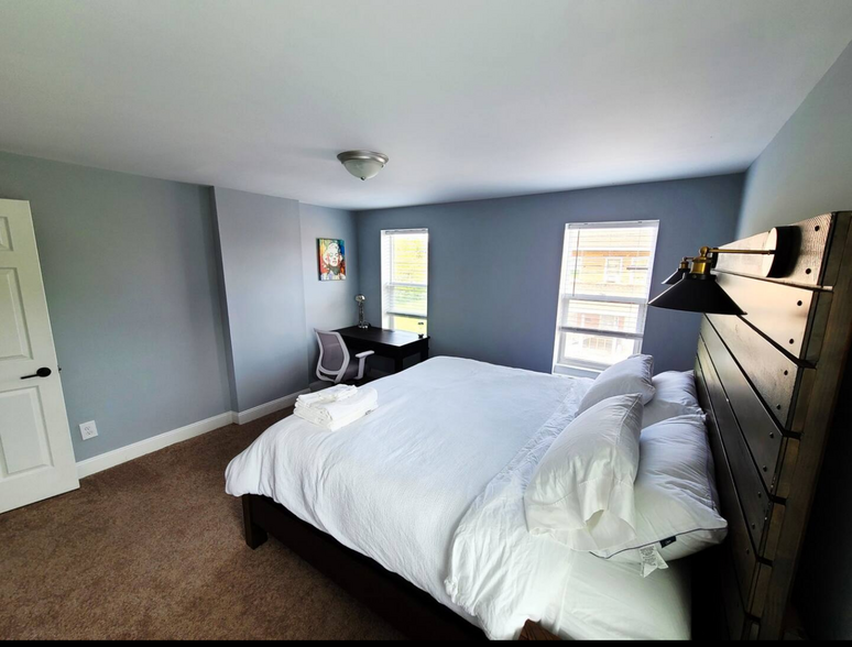 main bedroom with king-sized bed - 947 McAllister Ave