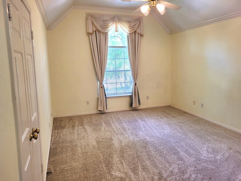Master bedroom with high ceiling - 12607 Alderwood Dr