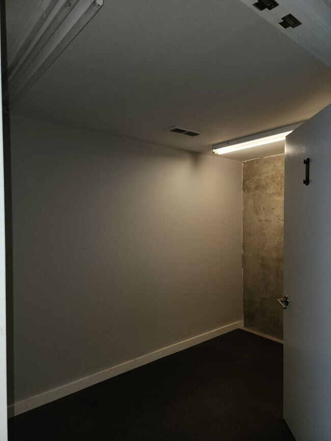 Building Photo - Contemporary Townhome East side of Downtow...