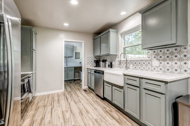 Building Photo - 11 N Pecan Dr